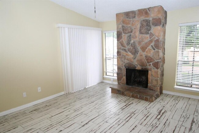 Foto del edificio - 17331 Red Oak Dr