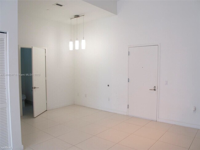 Foto del edificio - 1 br, 1.5 bath Condo - 31 SE 6th St Apt 2704