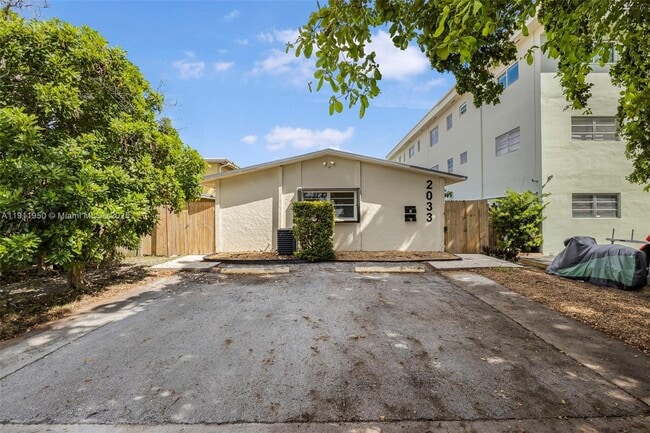 Building Photo - 2033 Dewey St