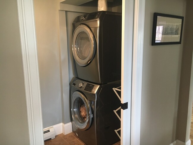 Building Photo - Furnished 3 Bedroom Rental Near the Water