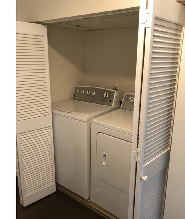 W/D in unit with separate linen closet - 4542 Willis Ave