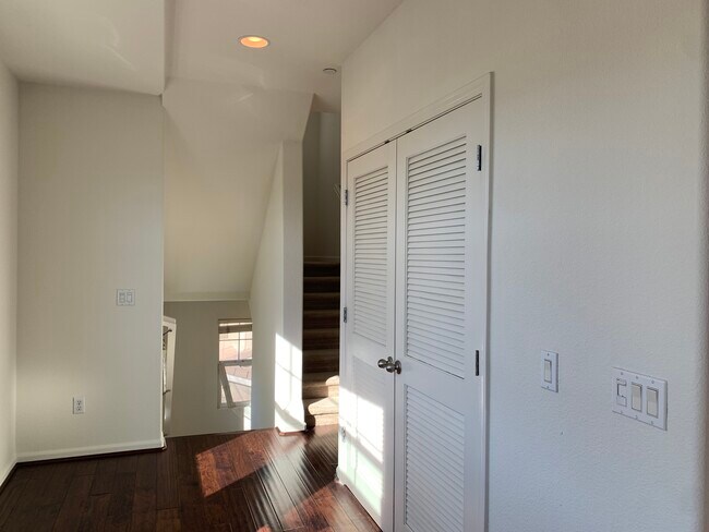 Building Photo - 1807 Snell Pl