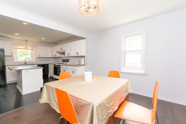 Foto del edificio - 4 Bedroom Colonial Home in Williamstown