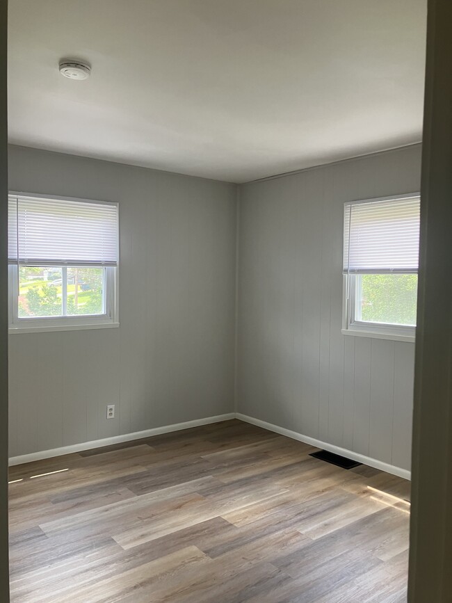 front bedroom - 453 Crest Ave