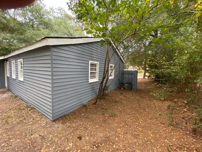 Building Photo - **ON HOLD**3 Bedroom / 1 Bathroom Home for...