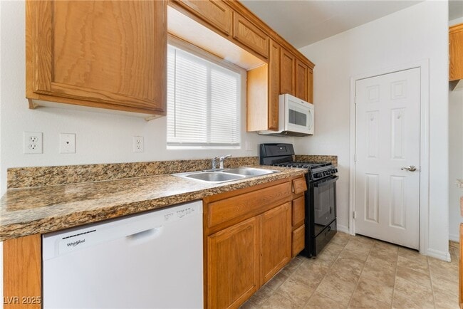 Building Photo - 32 Rosa Rosales Ct