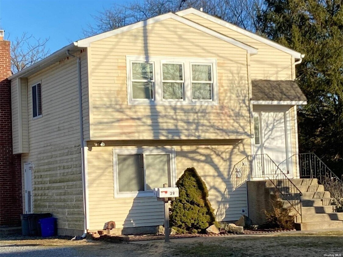 39 Cooper St, Babylon, NY 11702 Townhome Rentals in Babylon NY