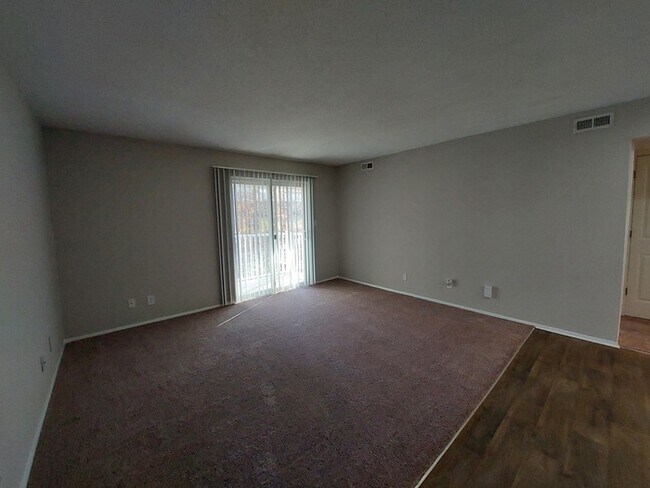 Foto del edificio - 1 Bed / 1 Bath 650 sq ft Renovated Apartment