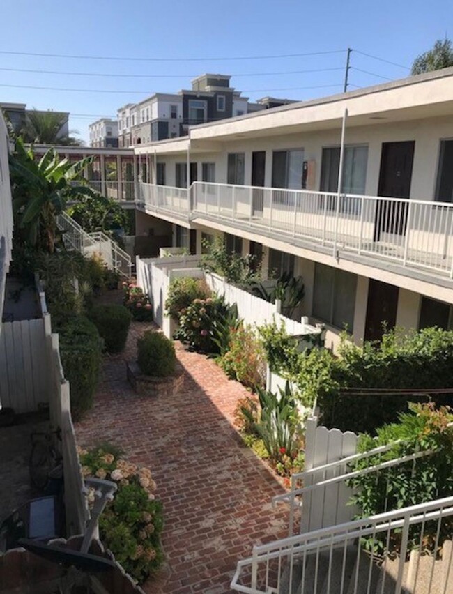 Building Photo - 1560 S. Saltair Ave. Los Angeles, CA. 90025