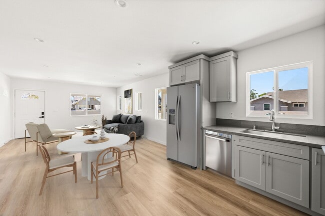 Building Photo - 4700 S Gramercy Pl