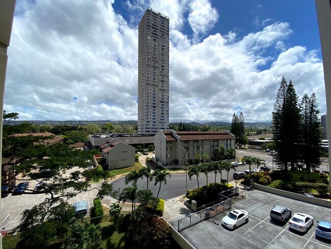 Foto del edificio - LELE PONO - Desirable high-rise in Pearlridge area. 2 bedrooms, 2 bath, 1 assigned parking stall,...