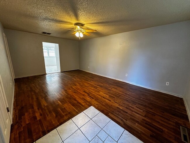 Building Photo - Large 3 bed 1 bath