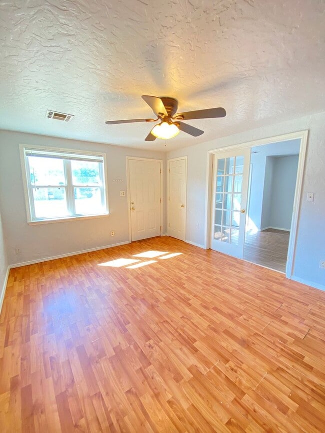 Building Photo - 2 bed 1 bath plus BONUS ROOM in Del City