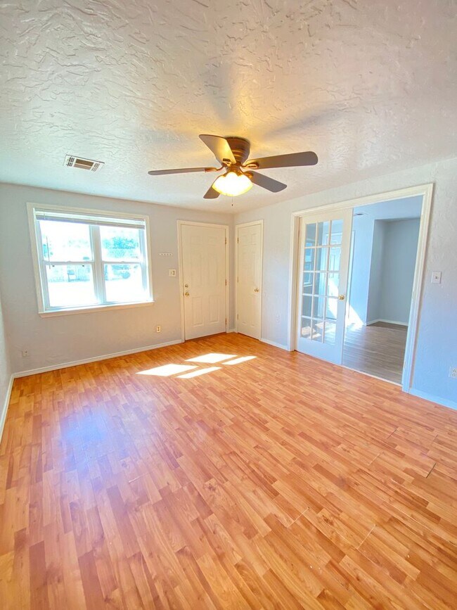 Foto del edificio - 2 bed 1 bath plus BONUS ROOM in Del City