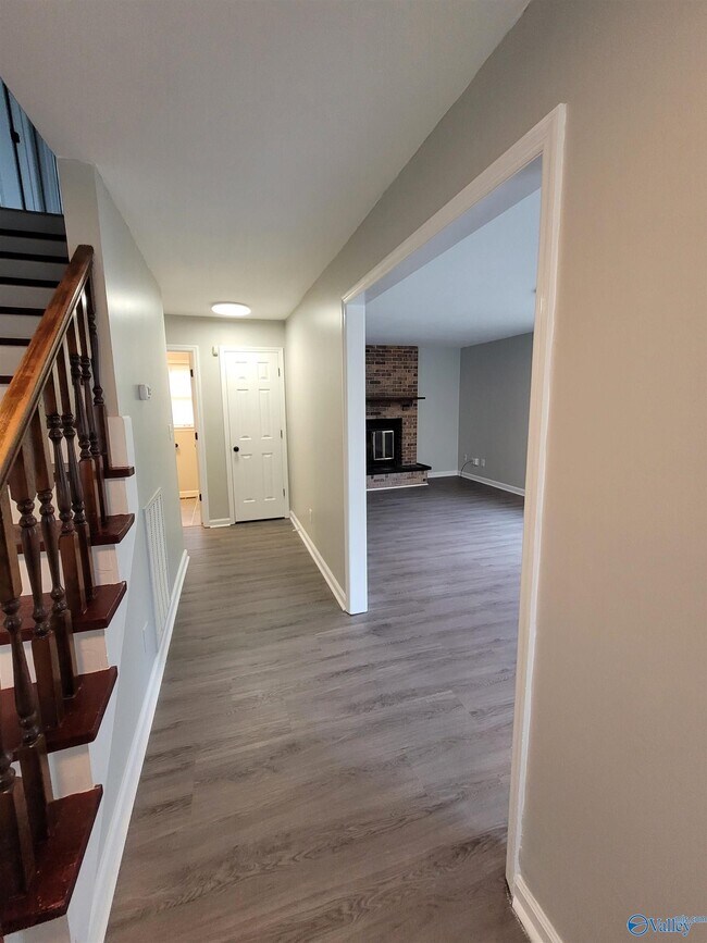 Building Photo - 904 Lark Cir