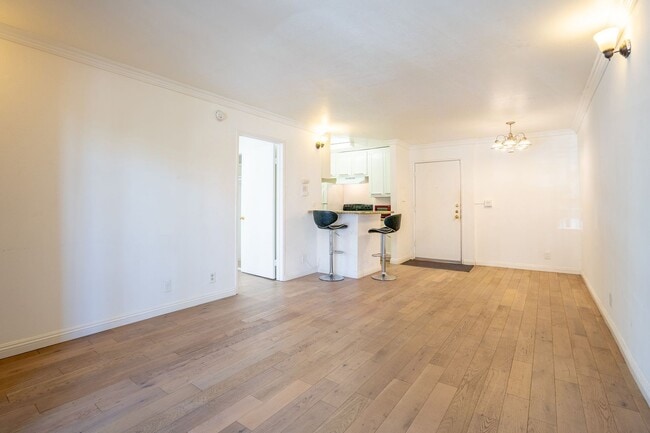 Foto del edificio - 1 Bedroom / 1 Bathroom Rear Condo Unit