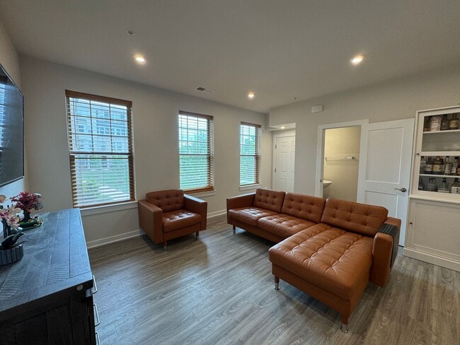 Foto del edificio - Stunning 2 Bed 2 Bath Interior Townhome In...