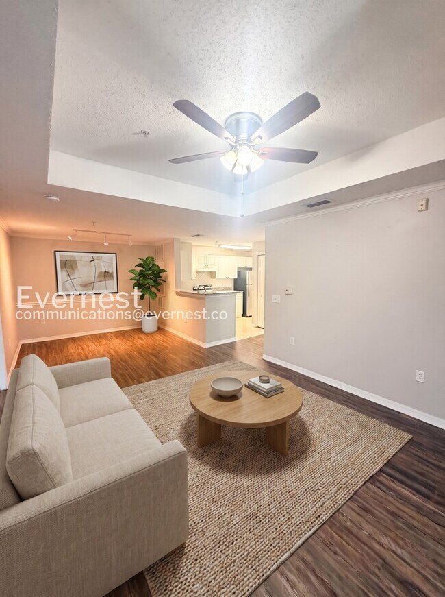 Building Photo - 18001 Richmond Pl Dr