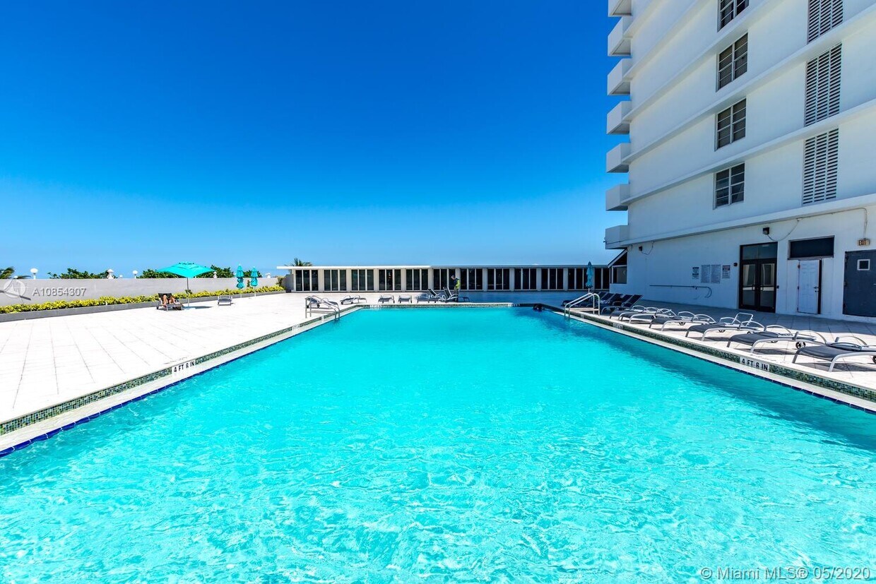Primary Photo - 5601 Collins Ave