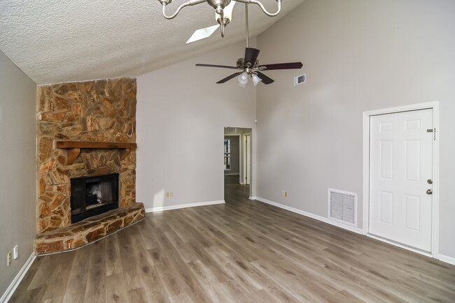 Building Photo - 1845 Alberta Ct N