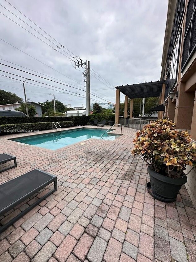 Primary Photo - 3590 Coral Way