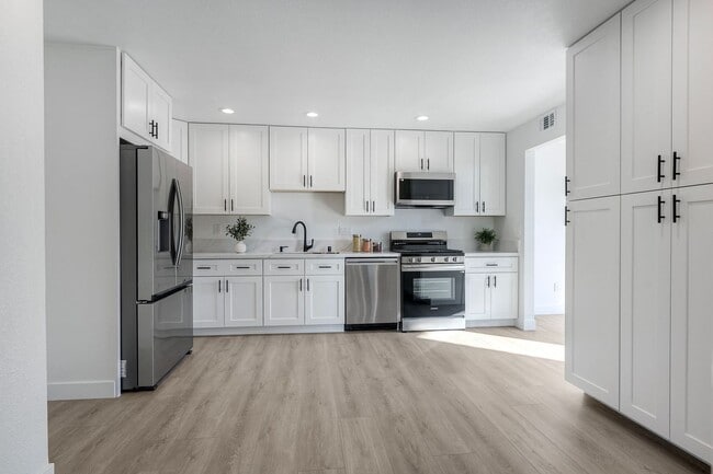 Building Photo - Beautifully remodeled single-story home in the heart of Solana Beach!