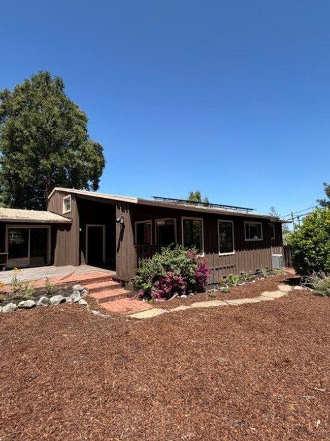Foto del edificio - 775 Hillcrest Way