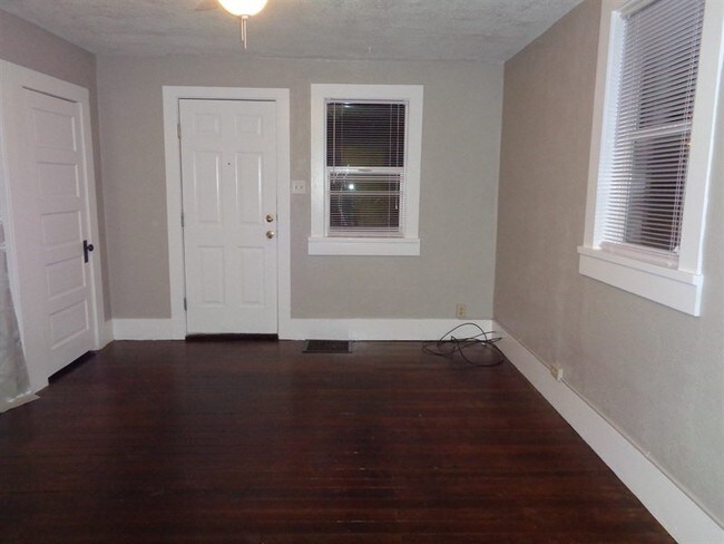 Building Photo - Cute Apartment