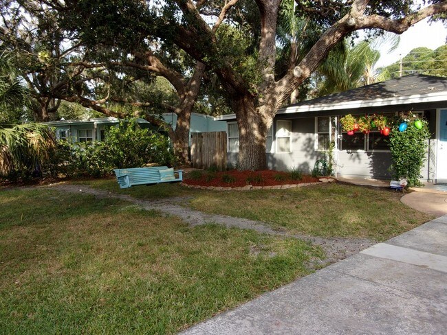 Building Photo - Dunedin Delight 2 Bed Home