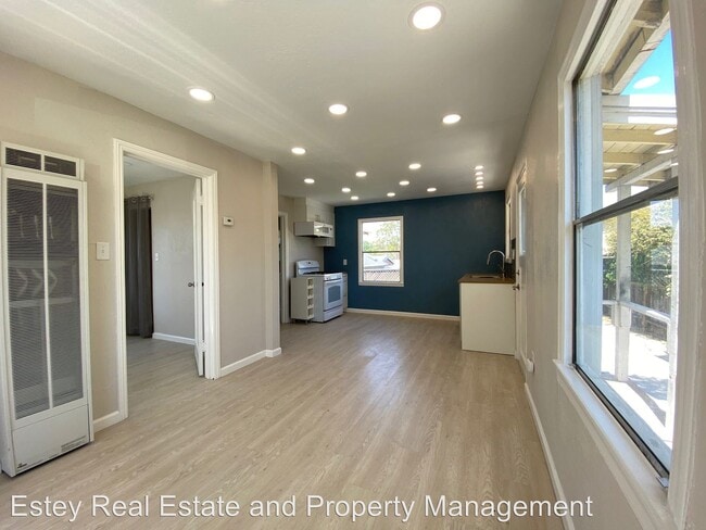 Building Photo - 1 br, 1 bath House - 585 East H Street
