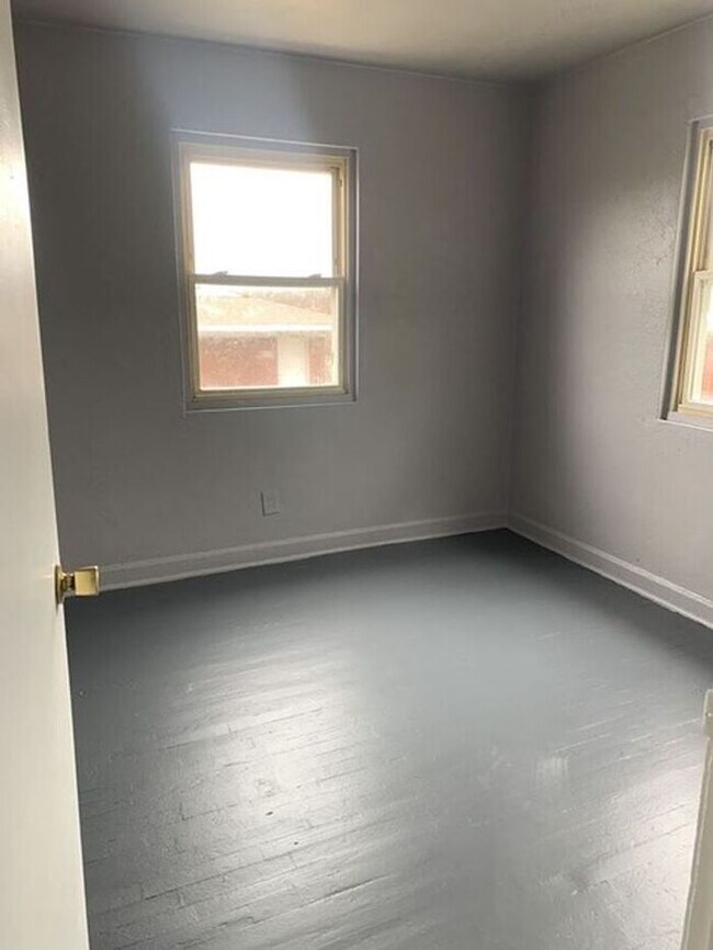Building Photo - PRE-LEASING!!!! 2 bed/1 bath apartment in ...