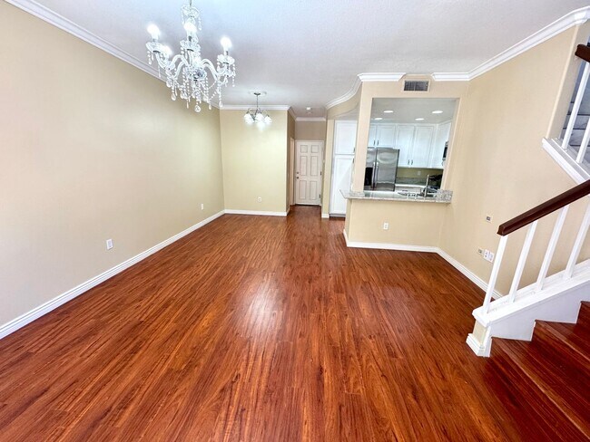 Foto del edificio - Beautiful 2 Story, 2 Bedroom plus Large Lo...