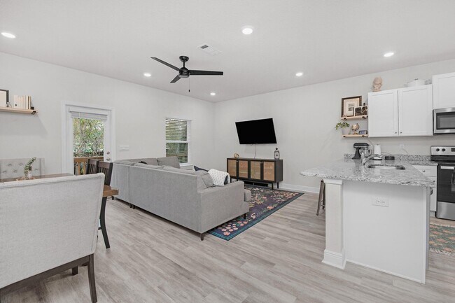 Building Photo - 1026 McLaren Cir