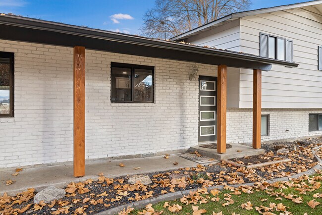 Building Photo - 120 S Cotterell Dr