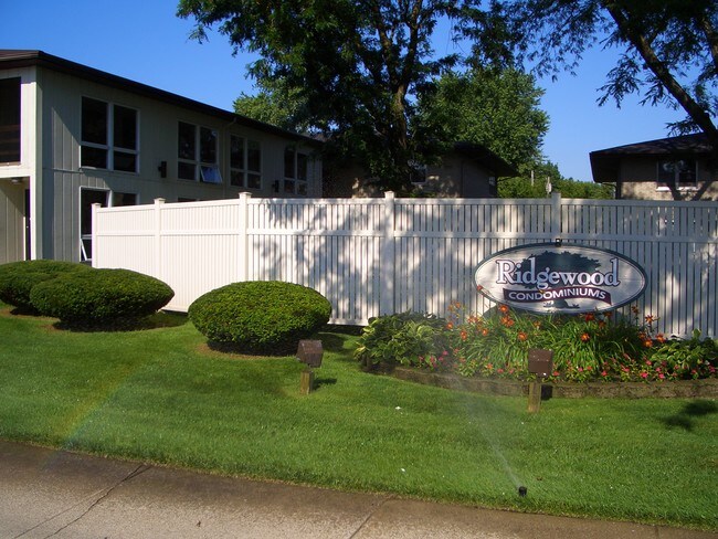 Vista desde la calle - 8801 Schneider Ave