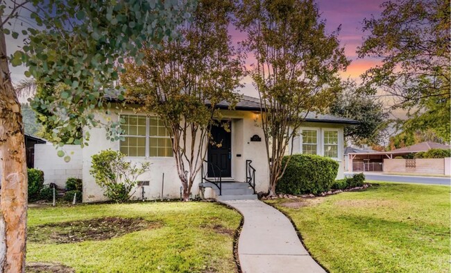 Building Photo - Charming 3 Bedroom 2 Bath