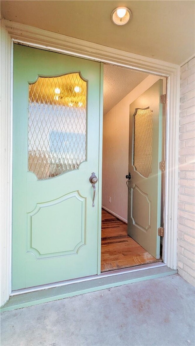 Building Photo - "Charming 3-Bed, 2-Bath Oasis on West 6th ...