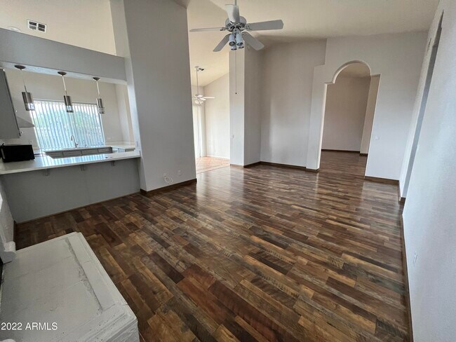 Building Photo - 710 N Aspen Dr