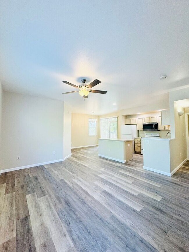 Building Photo - Beautiful, 2 Bed/2 Bath Condo in High Plai...