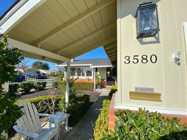 Building Photo - Centrally Located Three Bedroom North Napa Home