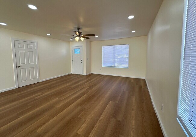 Foto del edificio - Single level 3BR, 2 BA, 2 car garage