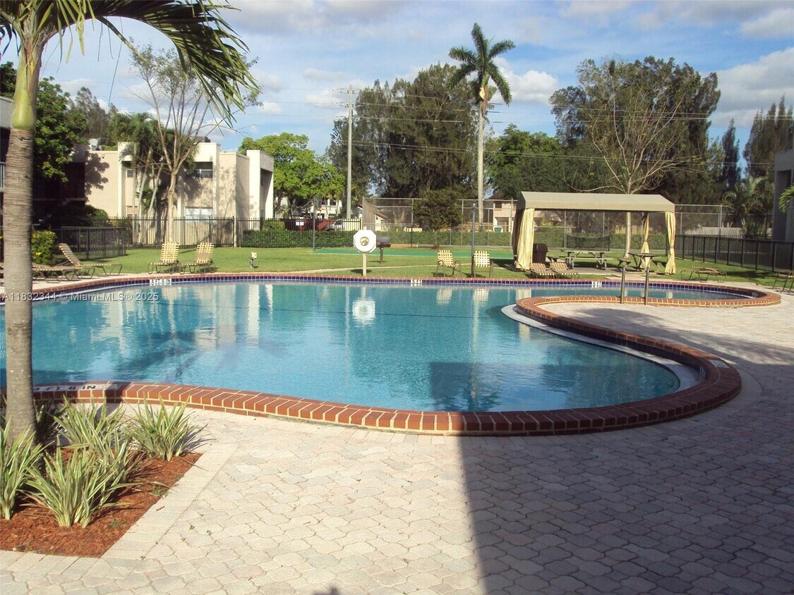 Building Photo - 8530 Old Country Manor