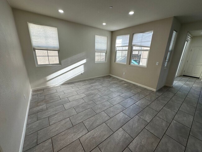 Building Photo - Beautiful 4 Bedroom, 3 Bath Mountain House Home