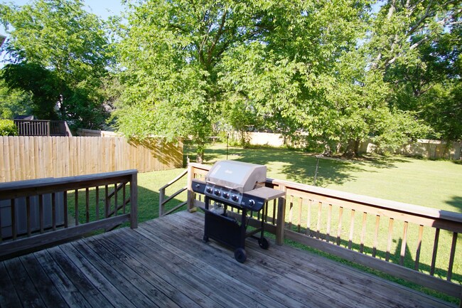 Building Photo - 4700 Lealand Ln