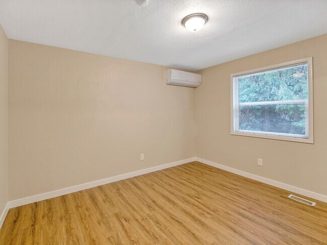 Foto del edificio - MID-CENTUTY MODERN 4 BEDROOM/2 BATH HOME-MUST SEE TO APPRECIATE!!