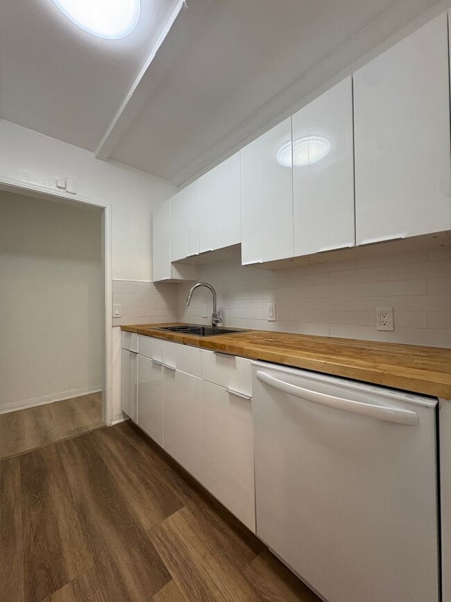 Interior Photo - Hayworth Courtyard Apartments – West Holly...