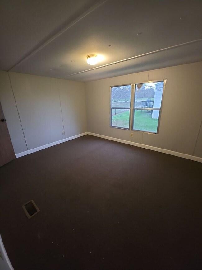 Foto del edificio - 2-Bedroom, 2-Bath Trailer with Scenic Views in Sparta, TN