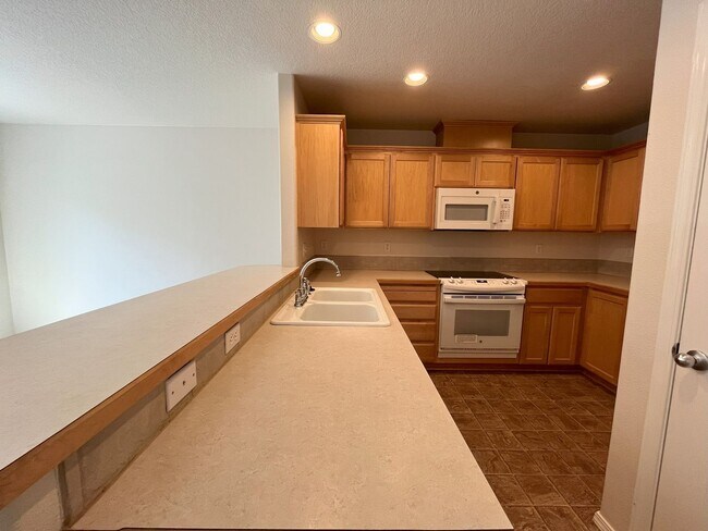 Foto del edificio - Welcome to this charming 3-bedroom, 3-bathroom home in Forest Grove!