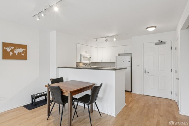 Building Photo - 8300 Oceanview Terrace