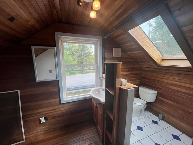 Building Photo - Spacious Upstairs 1 Bedroom + Living Area ...